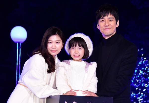 篠原涼子、ミッドタウンのイルミネーションに｢メルヘンチックで素敵｣と感動