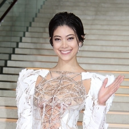 森星、胸元セクシー＆美脚全開ドレスで視線釘付け