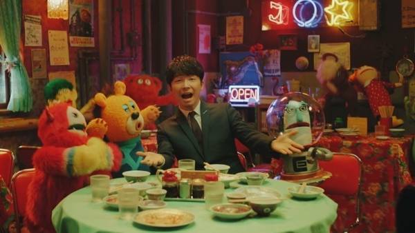 星野源、「星プロ」新CMで新曲熱唱! 本気のパフォーマンスで盛り上げる