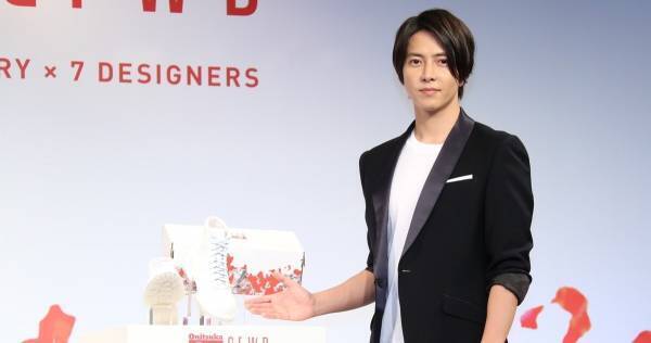 山下智久がシューズをデザイン! “白が似合う”嵐に「手渡ししていけたら」