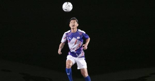 カズ、新国立ピッチ“第一歩”「誇りに思う」 ドリブル披露に大歓声