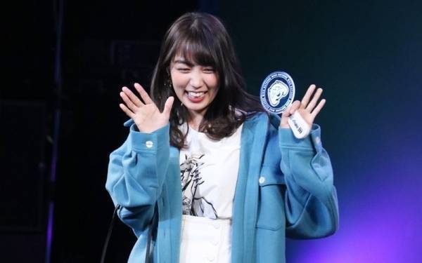 “神的美少女”黒木ひかり、ショーパンで美脚披露