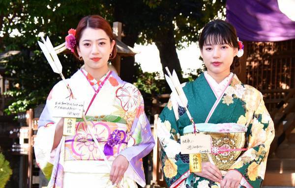 新成人を迎えるE-girlsの石井杏奈＆武部柚那、艶やかな晴れ着姿で初詣