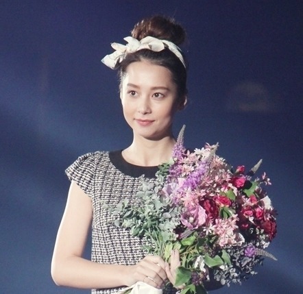 Niki、ミニワンピで美脚披露! ランウェイで美貌放つ