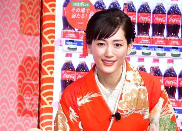 綾瀬はるか、今年初の晴れ着姿で餅つきを披露「熱くなりました」