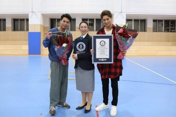 劇団EXILE鈴木伸之＆八木将康、マシュマロキャッチでギネス世界記録達成