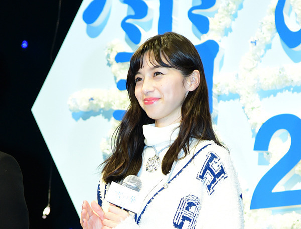 中条あやみ、膝上ミニで圧倒的美脚! 高岡早紀とコイバナで盛り上がる