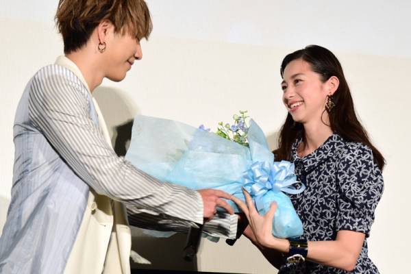 登坂広臣、舞台挨拶降壇で観客ざわつくも…実は中条あやみへサプライズ