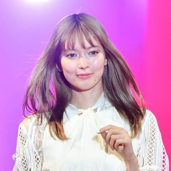 八木アリサ、ショーパンで美脚全開! 抜群のスタイルで魅了