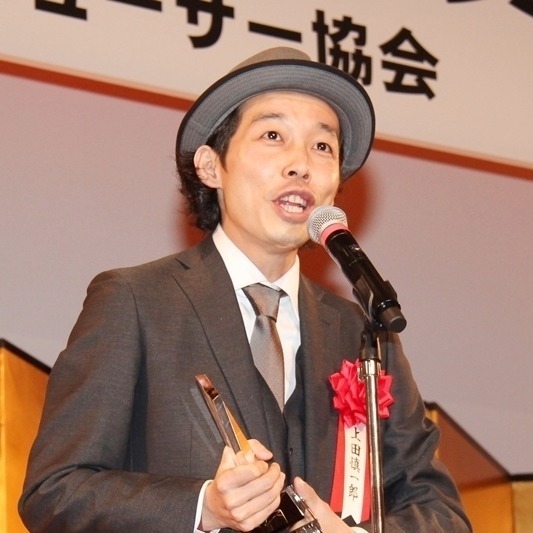 『カメ止め』上田監督、肩書き違う“プロデューサー”賞に「不思議な気持ち」