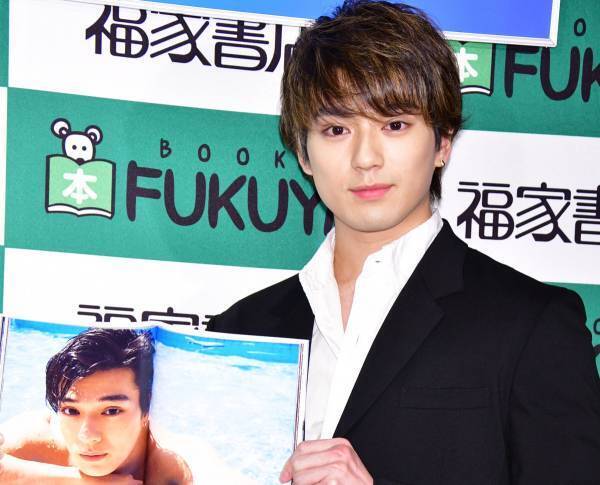 新田真剣佑、1st写真集で「おじさんと2人でシーツに包まって撮影した」