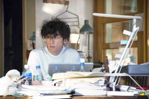 高橋一生、川口春奈をお姫様抱っこ＆エプロン姿で料理など初公開姿