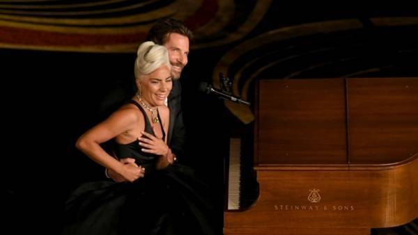 レディー･ガガ熱唱! ブラッドリー･クーパーとの濃密パフォーマンスで魅了