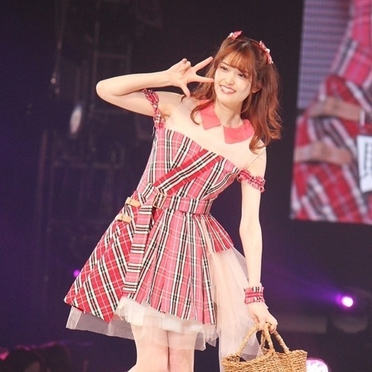 乃木坂46松村沙友理、『賭ケグルイ』ミニワンピ衣装で美脚披露