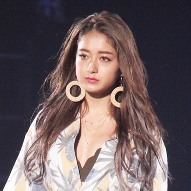 池田美優、胸の谷間がセクシー! 色気漂うランウェイで魅了