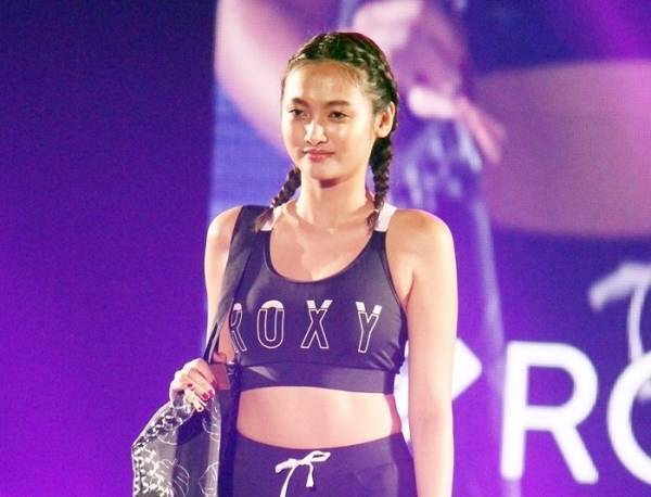 香川沙耶、ブラトップ姿で“10頭身”の美ボディ披露