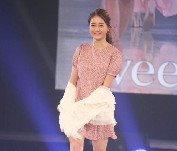 池田美優、ミニワンピで健康美脚を披露