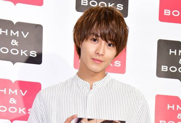 猪野広樹、昭和レトロをテーマにカレンダー撮影「ラフな表情もあります」