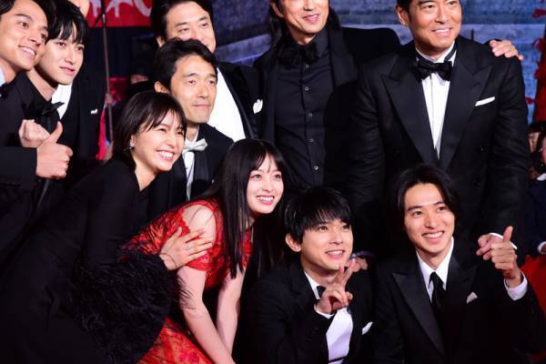 山崎賢人、吉沢亮ら豪華俳優がレッドカーペット 『キングダム』原作者も涙