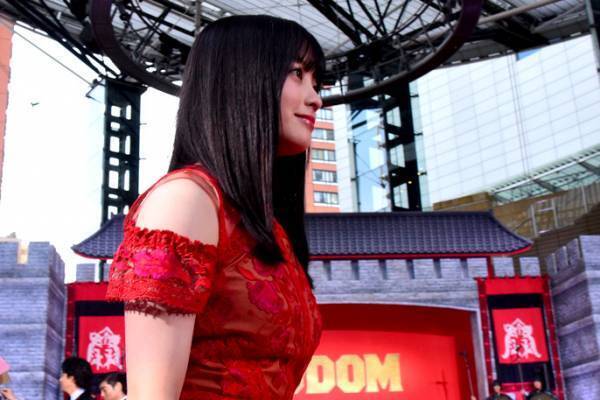 橋本環奈、背中＆肩出し上品ワンピースで魅了! 過酷な撮影振り返る