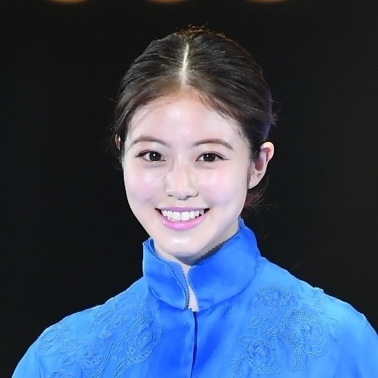 今田美桜、ランウェイで美貌輝く! スリットから美脚もチラリ