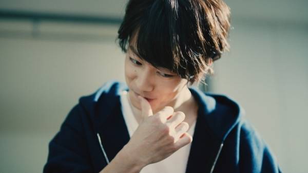 佐藤健、新CMでおいしそうに頬張る! キュートな“ペロッ”も披露