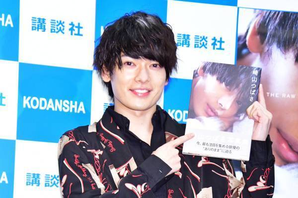 "刀剣男士"崎山つばさ、20代最後の写真集をリリース｢生の部分を見て欲しい｣