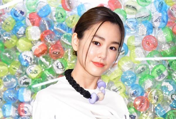 桐谷美玲、透け感のあるスカート姿で美脚を披露