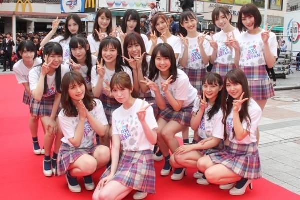 NMB48に沖縄のファン歓声! レッドカーペットで笑顔はじける