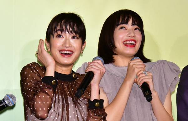 小松菜奈と門脇麦がギター担いで渋谷の街を闊歩「音楽は楽しむもの」
