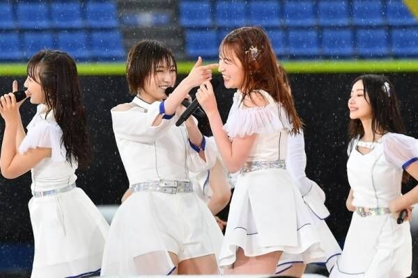 NMB48、雨に負けず笑顔でライブ!「体調気をつけて」とファン気遣う