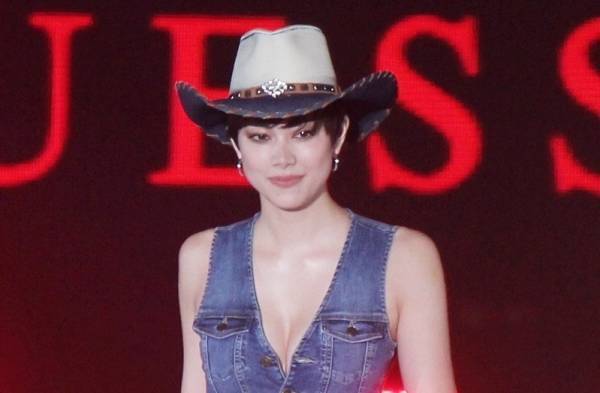 森星、胸元セクシーなデニムコーデで魅了! GirlsAwardトップ飾る