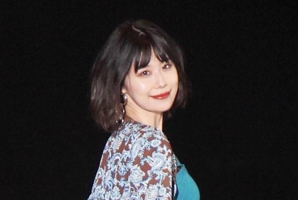 有村藍里、整形後初イベントで堂々ランウェイ! にっこり笑顔も