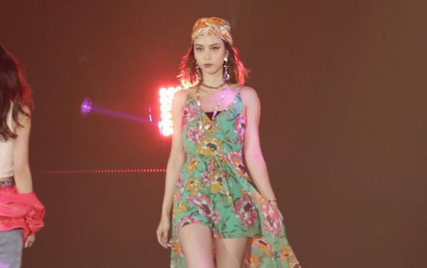 滝沢カレン、美脚を大胆披露! 夏らしいオールインワンで観客魅了