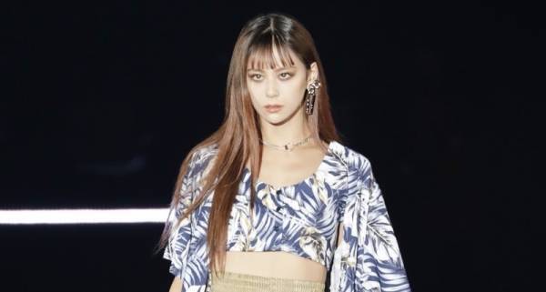 西内まりや、ウエスト見せで色気放つ! ガルアワ大トリで観客魅了