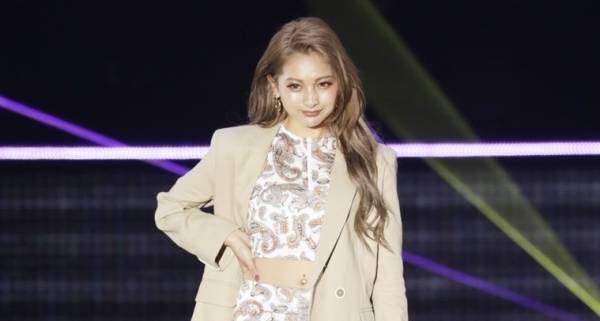 ゆきぽよ、へそ出し＆美脚見せ! ランウェイで引き締まったボディ披露