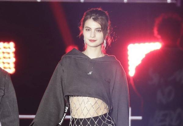 マギー、お腹＆美脚あらわなセクシー衣装で色気放つ