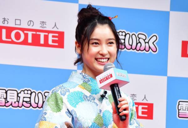 土屋太鳳、「愛情を込めて」涼しげな浴衣姿で風鈴の生演奏を披露