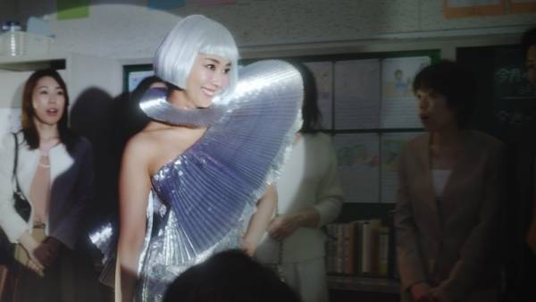 優香、パピコカラーのド派手な衣装＆ヘアメイクで圧倒