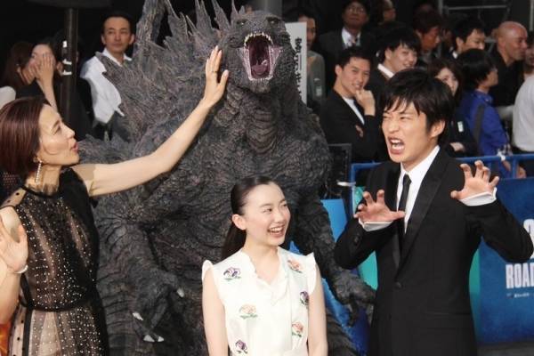田中圭、全力“ゴジラ”ポーズで魅了! 芦田愛菜も爆笑