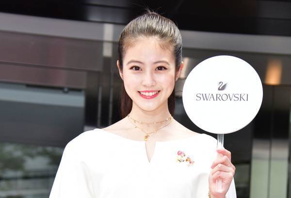 今田美桜、スワロフスキーのジュエリーを身につけ｢一緒にキラキラした夏を｣