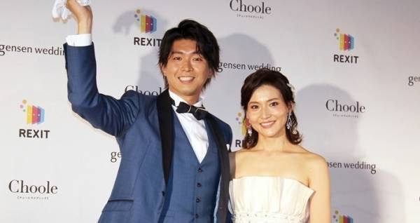 金子恵美氏、デコルテあらわなドレス姿披露! 夫･宮崎氏も絶賛「10倍増し」