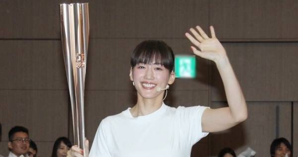 綾瀬はるか、笑顔で聖火ランナー類似体験「声援に興奮しました」