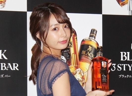 宇垣美里、美背中あらわな衣装でウイスキー堪能「お仕事でいいんですか!?」