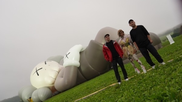 ローラ、40mの世界的巨大アートに大興奮 悪天候でも「一気に晴れた気分に」