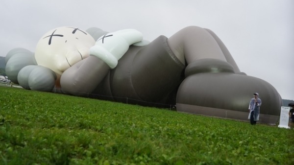 世界的人気アート『KAWS:HOLIDAY』が日本初上陸 香取慎吾・ローラ・佐野玲於らも駆けつけ