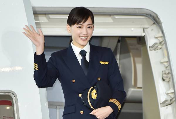綾瀬はるか、「かっこいい」パイロット制服姿でイベントに登場