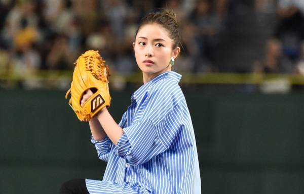 【動画】石原さとみ、ノールック投法を披露! ノーバン成功で大はしゃぎ