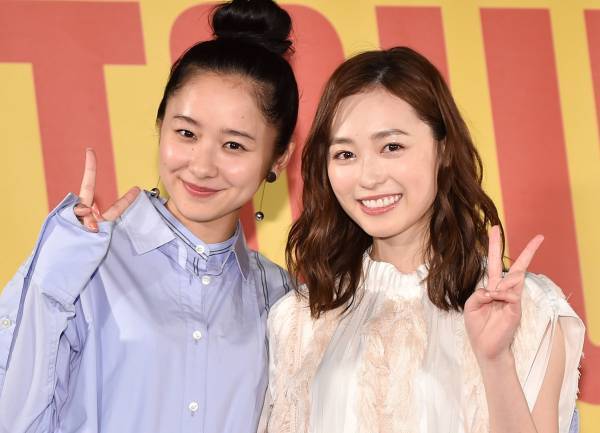 福原遥、歌手デビューイベントにファン殺到　堀田真由もサプライズ登場し涙