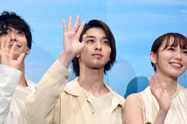 横浜流星、飯豊まりえらと同窓トーク! 自身は「二面性を持ってる」